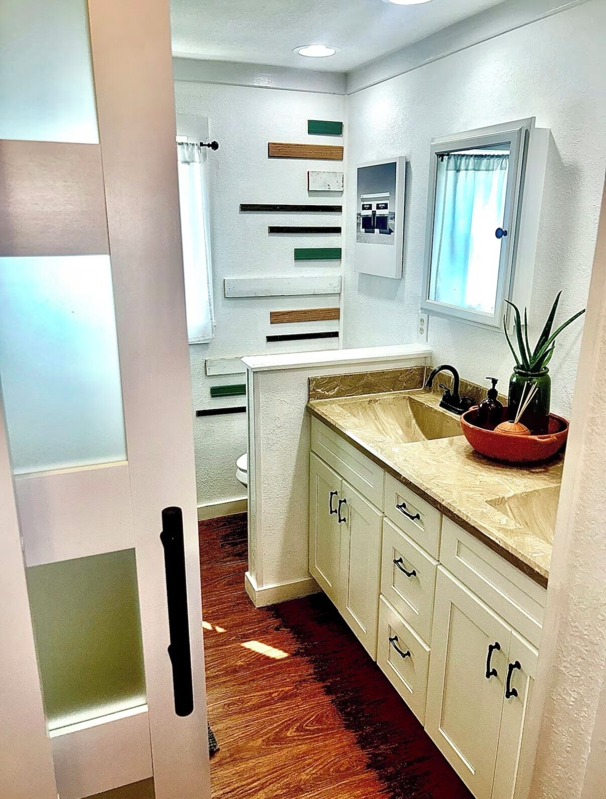 Ducha, secador de pelo, toallas y jabón