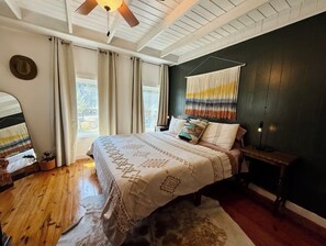 2 bedrooms, desk, WiFi, bed sheets