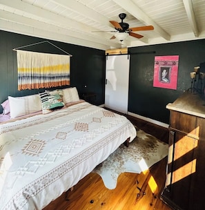 2 bedrooms, desk, WiFi, bed sheets