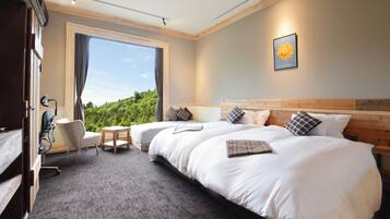 Ein Hotelzimmer mit zwei Betten, einem Schreibtisch und einem Stuhl.