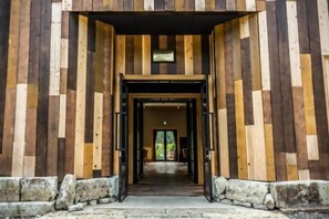 Un pasillo con pared de madera y base de piedra.