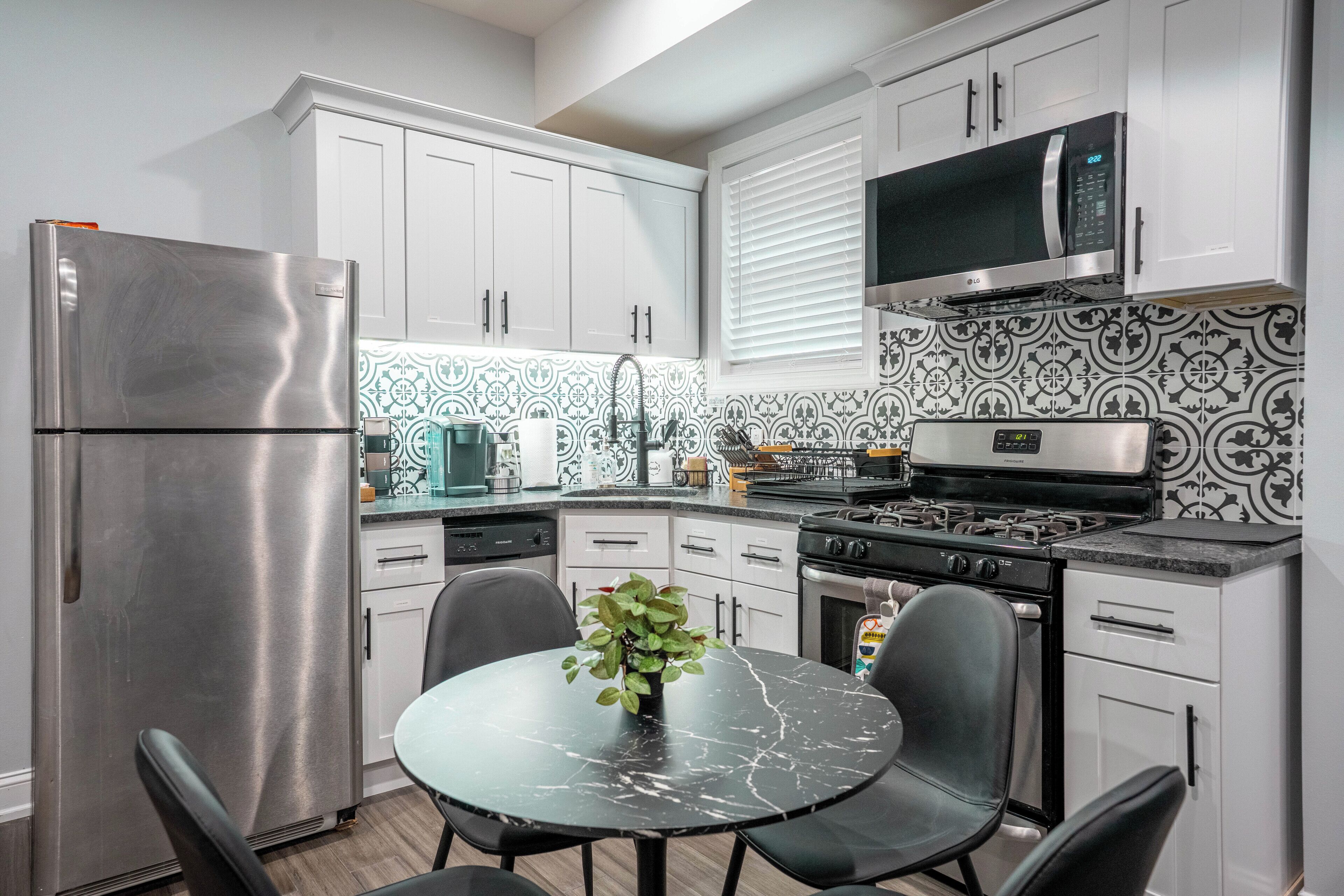 Fridge, microwave, stovetop, dishwasher