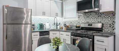 Fridge, microwave, stovetop, dishwasher