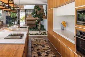 Réfrigérateur, micro-ondes, plaque de cuisson, cafetière/bouilloire