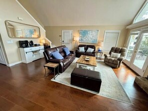 Smart TV, chimenea, tenis de mesa y oficina 