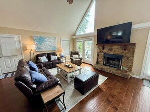 Smart TV, fireplace, ping pong, offices - Lake Sinclair Escape - boathouse, 4 bedroom (Sparta)