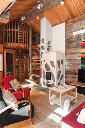 Villa, patio, vista al patio | Área de sala de estar | Televisión de pantalla plana de 40 pulgadas con canales por cable