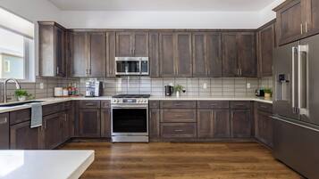 Kylskåp, mikrovågsugn, ugn och spishäll