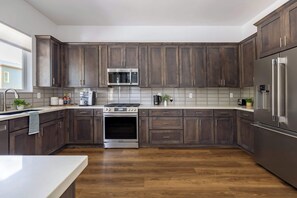Refrigerador, microondas, horno, placa de cocina