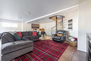 Fernseher, Kamin, Tischfußball