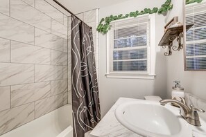 Hair dryer, towels, soap, toilet paper - Comfortable Decatur Home • 21 min to Atlanta • FIFA 2026 Ready (Decatur)