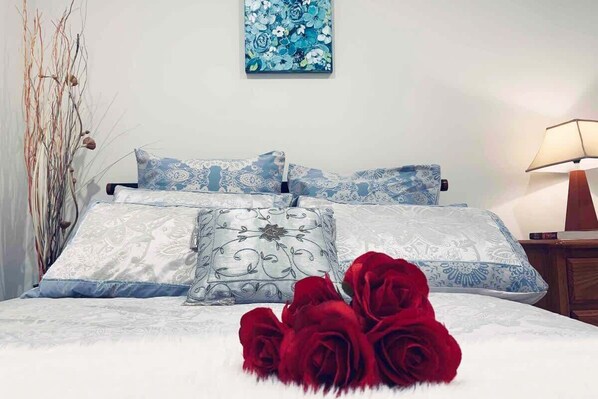 1 室のベッドルーム、デスク、アイロン / アイロン台、旅行用ベビーベッド