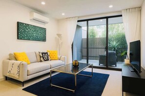 Televisión y oficina 