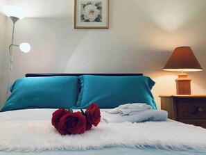 1 室のベッドルーム、デスク、アイロン / アイロン台、旅行用ベビーベッド