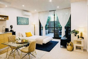 1 habitación, escritorio, tabla de planchar con plancha y cuna de viaje 