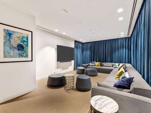 Televisión y oficina 