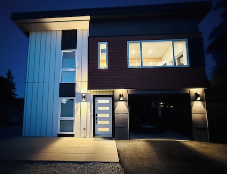 Exterior. The Laylow Residence: 12 mins to SEA ✈️ and Downtown Seattle