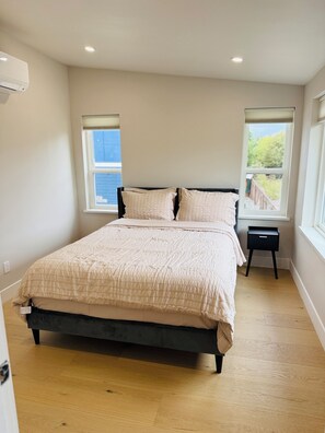 3 bedrooms, iron/ironing board, internet, bed sheets