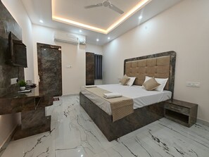 7 bedrooms, iron/ironing board, free WiFi, bed sheets - 7-bedroom hotel in Ayodhya with AC Hotel Abhinandan palace ram mandir by 500 mtr (Ayodhya)