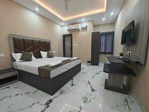 7 bedrooms, iron/ironing board, free WiFi, bed sheets