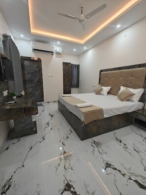 7 bedrooms, iron/ironing board, free WiFi, bed sheets - 7-bedroom hotel in Ayodhya with AC Hotel Abhinandan palace ram mandir by 500 mtr (Ayodhya)