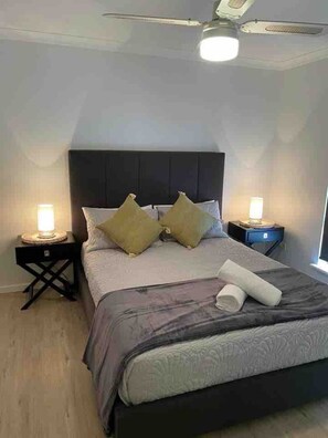 3 bedrooms, desk, iron/ironing board, WiFi - A Wave from It All Esperance (West Beach)