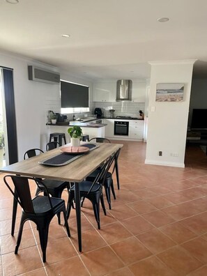Dining - A Wave from It All Esperance (West Beach)