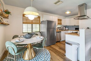 Fridge, microwave, stovetop, dishwasher - Dock, Hot Tub & Games: Crystal River Family Gem (Crystal River)