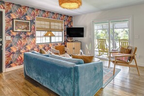 TV, foosball, table tennis, books - Dock, Hot Tub & Games: Crystal River Family Gem (Crystal River)