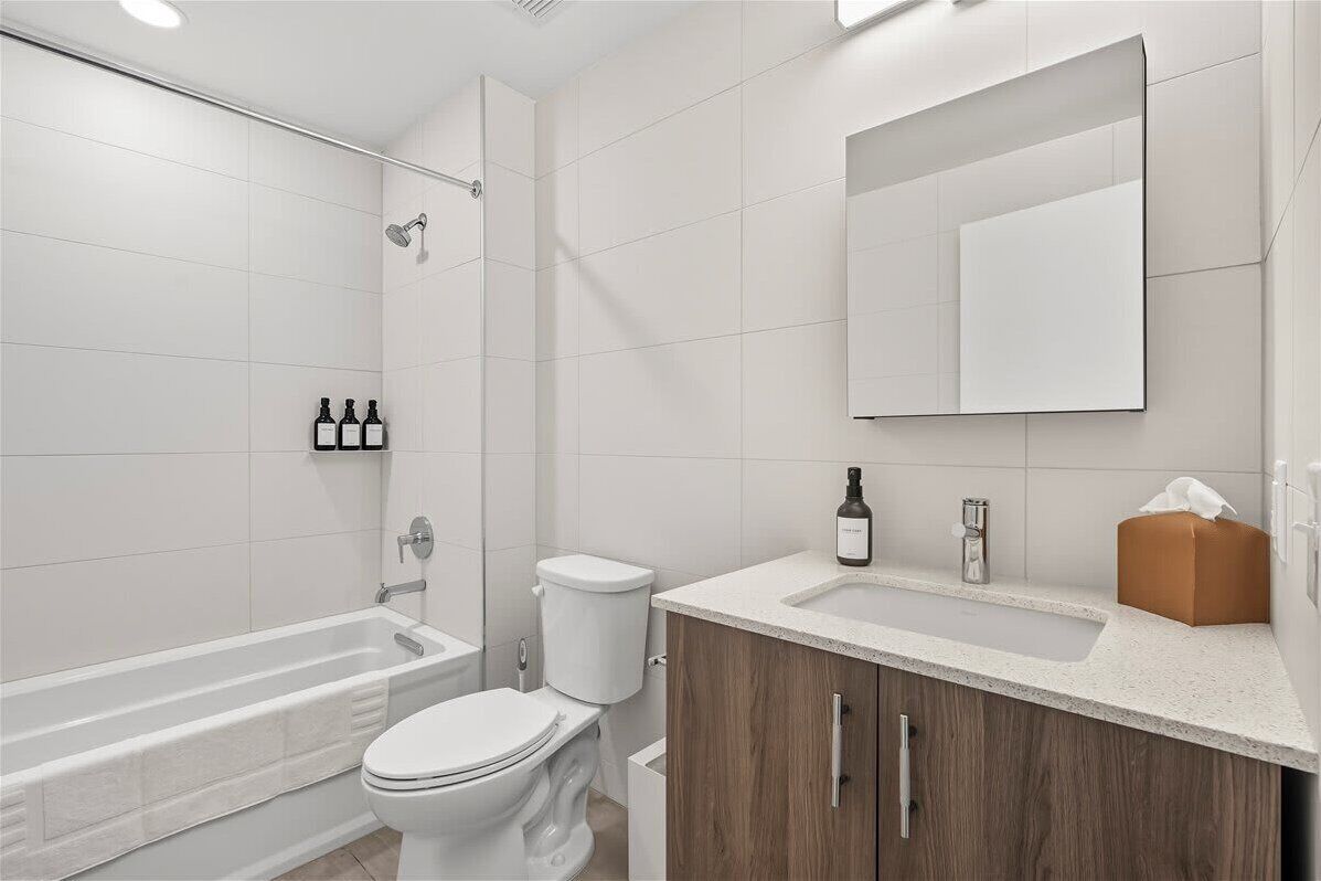 Un baño moderno con bañera, inodoro y ducha.