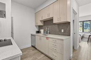 Fridge, oven, stovetop, dishwasher