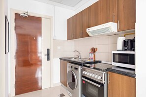 冷蔵庫、電子レンジ、オーブン、コンロ