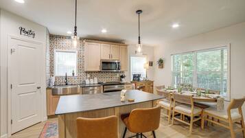 Fridge, microwave, stovetop, dishwasher
