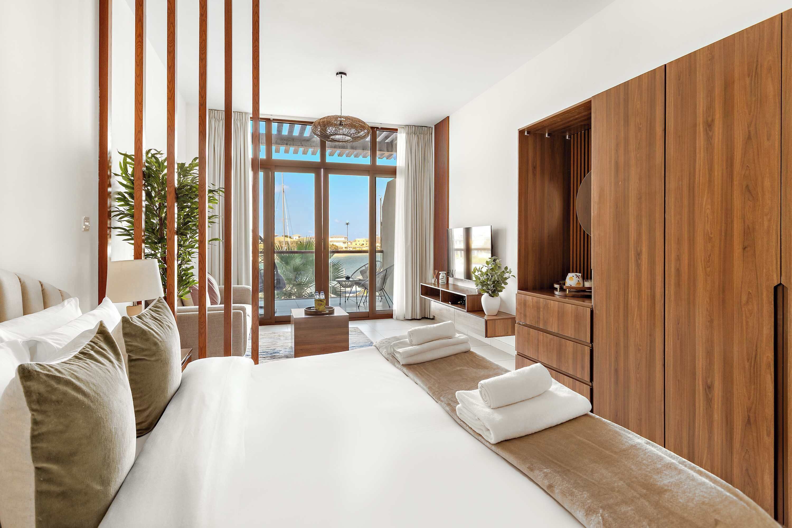 Desk, iron/ironing board, WiFi, bed sheets