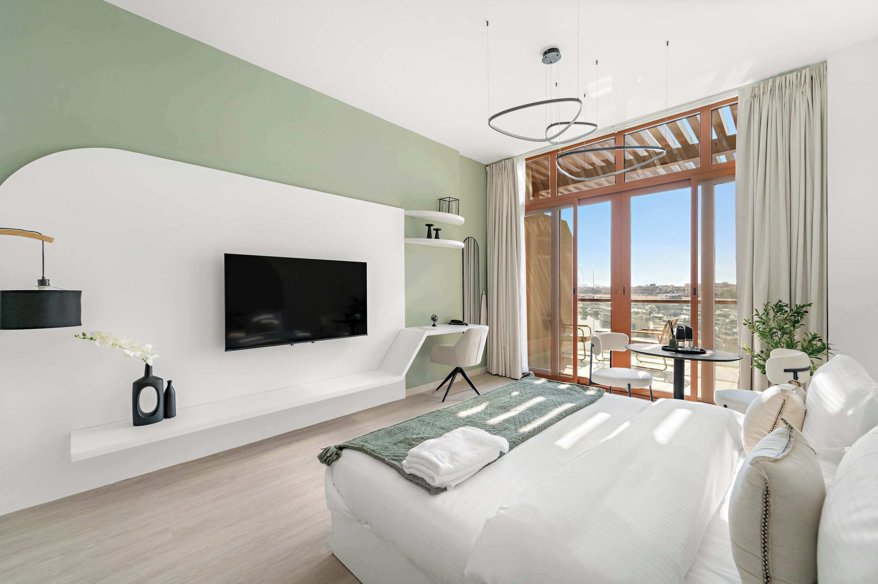 Skrivebord, strykejern/-brett, wi-fi og sengetøy