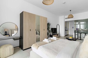 Escritorio, tabla de planchar con plancha, wifi y ropa de cama 