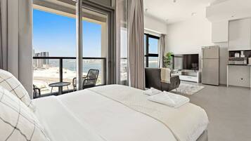 Een bureau, een strijkplank/strijkijzer, wifi, beddengoed