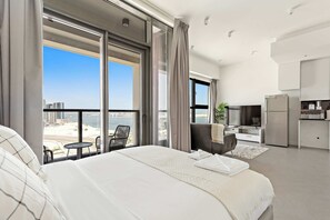 Desk, iron/ironing board, WiFi, bed sheets