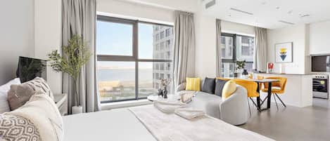 Työpöytä, silitysrauta/-lauta, Wi-Fi, vuodevaatteet