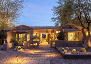 Exterior - Cozy studio in a beautiful historic neighborhood. Walking distance to lightrail. (Phoenix)