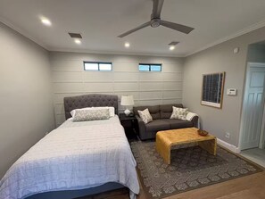 1 bedroom, desk, iron/ironing board, free WiFi - Cozy studio in a beautiful historic neighborhood. Walking distance to lightrail. (Phoenix)