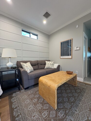 Cozy studio in a beautiful historic neighborhood. Walking distance to lightrail.