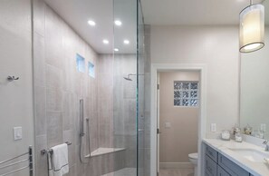 Shower, hair dryer, towels, soap - Cozy studio in a beautiful historic neighborhood. Walking distance to lightrail. (Phoenix)