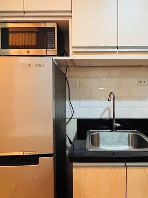 Room, 1 Bedroom | Private kitchen
