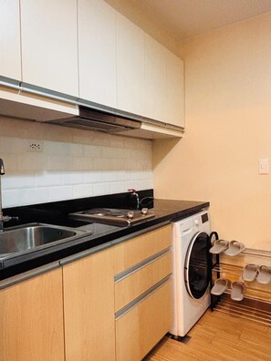 Room, 1 Bedroom | Laundry