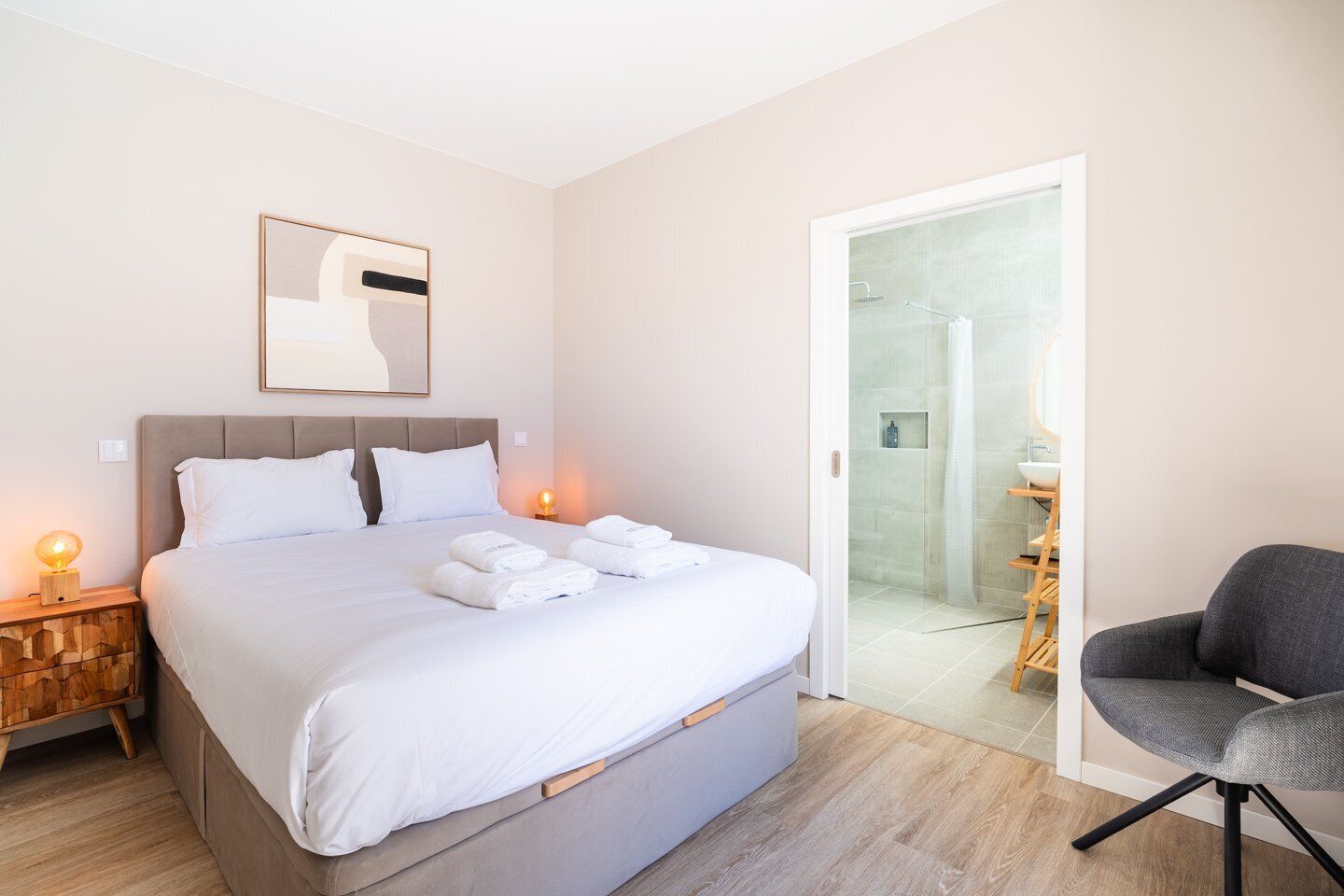 1 slaapkamer, een strijkplank/strijkijzer, internet, beddengoed