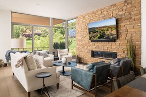 TV, fireplace, stereo - Sedona Luxury! Golf,  Shared Pool & Stunning Views (Sedona)