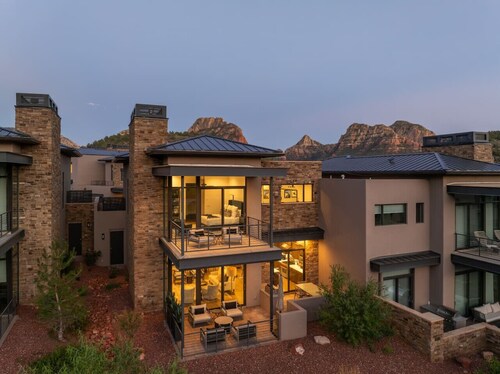 Luxury Townhome - Exclusive guest access to a members-only golf club, pool, and resort amenities!