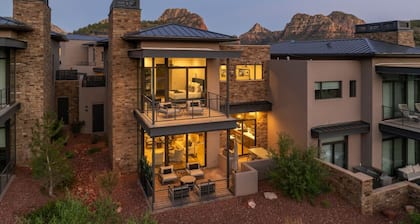 Luxury Townhome - Exclusive guest access to a members-only golf club, pool, and resort amenities!