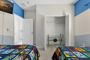 10 makuuhuonetta, työpöytä, silitysrauta/-lauta, vauvan matkasänky